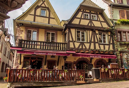 Une façade pittoresque depuis la rue principale de Riquewihr